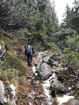 Unter der Spitzsteinwand