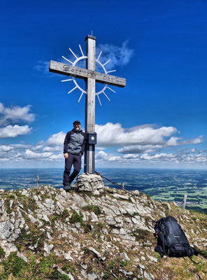 Am Riesenberg Gipfel mit neuem Gipfelkreuz