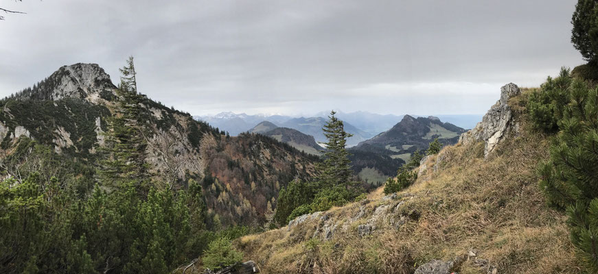 Links der Spitzstein, rechts hinten der Heuberg
