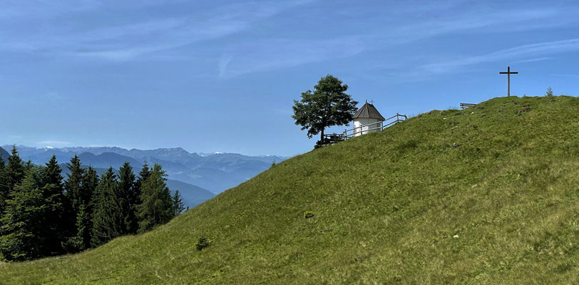 Kapelle und Kreuz an der Karspitze