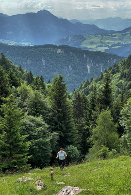 Steiler Aufstieg auf schmalen Pfaden