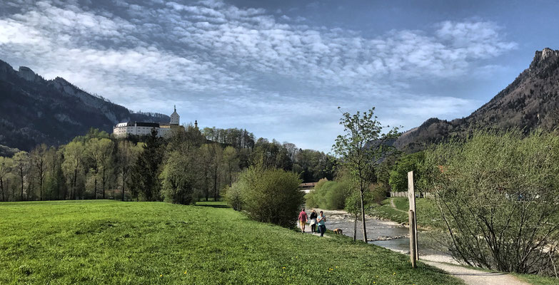 Blick von der Prien auf Schloss Hohenaschau