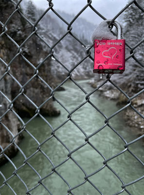 Liebesschloss auf der Hängebrücke über der Entenlochklamm