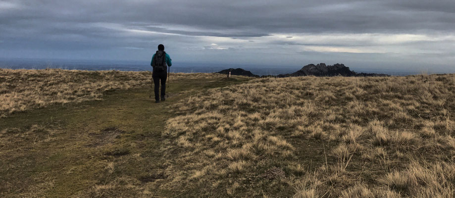 Auf dem Weg zur Rossalm taucht am Horizont die Kampenwand auf
