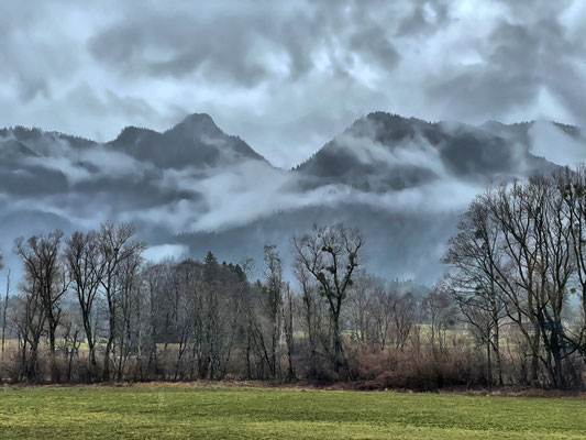 Blick in die Berge mit Wolkenfetzen