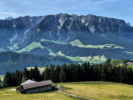 Blick vom Staudinger Kreuz zum Kaisergebirge