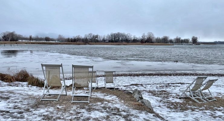 Liegestühle im Winter