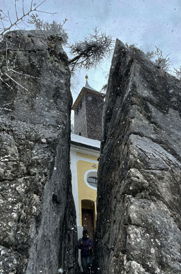 Die Wallfahrtskirche Maria Klobenstein durch den Felsspalt