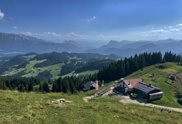 Blick zurück zur Altkaser Alm beim Aufstieg auf den Spitzstein