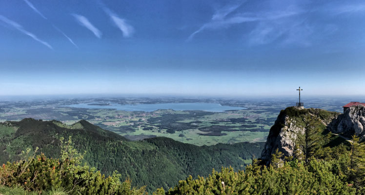 Hochfelln mit dem Chiemsee im Hintergrund