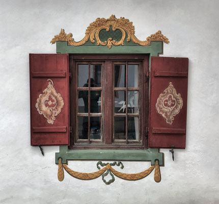 Fensterdetail am Dorfplatz Törwang
