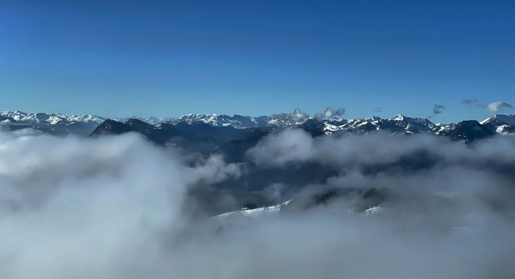 Berggipfel über den Wolken