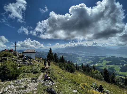 Spitzstein mit Gipfelkreuz und Kapelle
