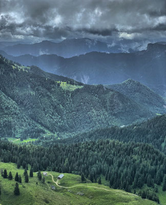 Tiefblick zur Bischofsfelln Alm