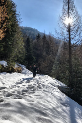 Durch letzte Schneereste geht es talwärts