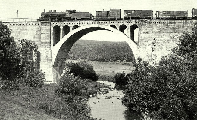 Lok 57 1067 Bw Betzdorf mit Güterzug auf den Dill-Viadukt in Haiger 1934