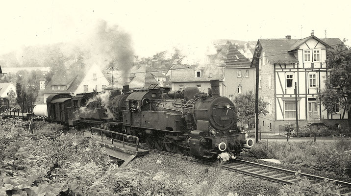 Nahgüterzug 9105 mit Zuglok 93 1123 und Vorspannlok 94 684 bei Hilchenbach im August 1961 (Aufnahme: Gerhard Moll, Vormwald)