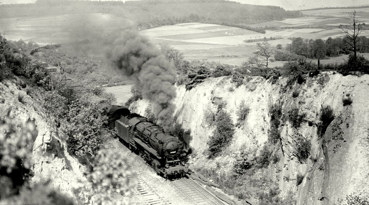 1953 schleppt Lok 44 1647 vom Bw Altenhundem einen Kohlezug über das Rudersdorfer Viadukt Richtung Dillenburg