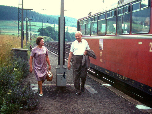Littfeld Bahnhof 1969: VT98 auf der Fahrt von Siegen nach Altenhundem (Aufnahme: Sammlung Burkhard Schneider, Weidenau)