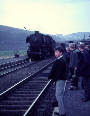 Mudersbach 1966: Personenzug Siegen-Köln mit Lok 44 1596 Bw Siegen (Aufnahme: Dr. Richard Vogel, Berlin)