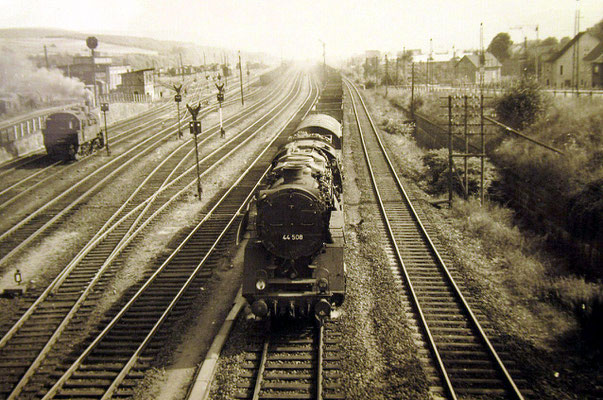 Lok 44 508 durchfahrt den Rangierbahnhof Kreuztal mit einem Güterzug, links eine Lok der Baureihe 94.5