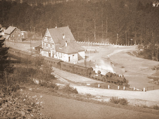 Ein Personenzug Richtung Hilchenbach mit Lok der Baureihe 91 am Bahnhof Stift Keppel Mitte der 20er Jahre (Sammlung Horst Limper, Hilchenbach)