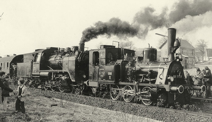 Die Moll'sche T3 89 7159 mit 24 009 vor Sonderzug in Lützel am 2. März 1975 (Aufnahme: Henrik Müller, Berlin)