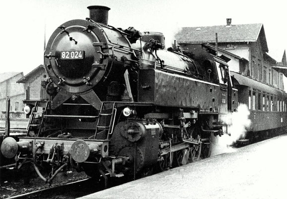 Weidenau 1952: Personenzug nach Siegen mit Lok 82 024 Bw Siegen (Aufnahme: Sammlung Dr. Richard Vogel, Berlin)