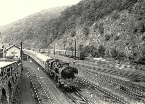 Dillenburg 1961: Lok 39 046 mit D84 bei Einfahrt in Dillenburg