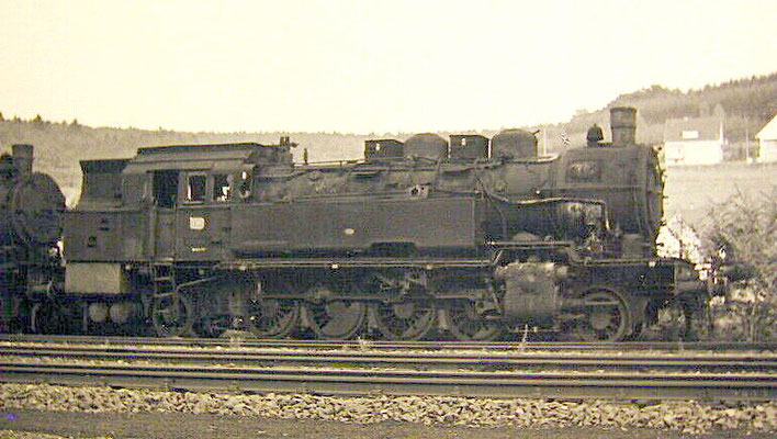 Lok 93 1164 abgestellt mit weiteren 93ern 1964 in Hilchenbach, die Lok kam noch buchmäßig vom Bw Erndtebrück zum Bw Siegen