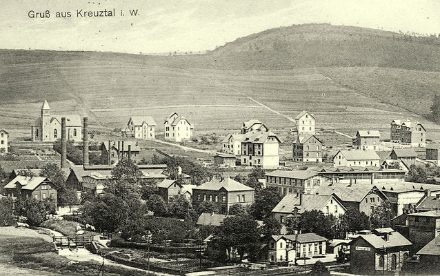 Blick auf Kreuztal 1913: Unten rechts ist der einständige Lokschuppen noch ohne Anbau zu sehen und links daneben eine Dampflok