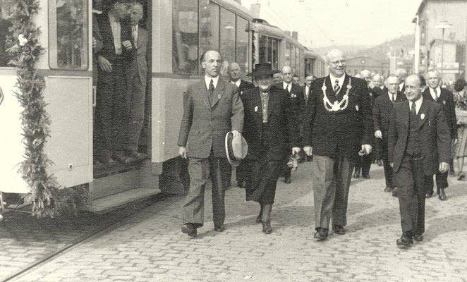 Ministerpräsident Arnold (links und Bürgermeister Bach (mt Amtskette)