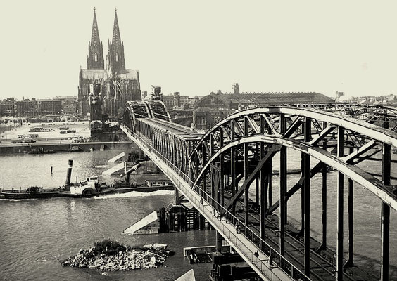 Hohenzollernbrücke 1946: Notbrücke nach Kriegszerstörung 
