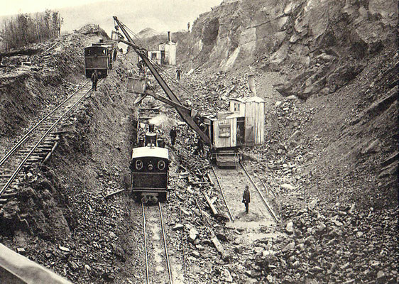 1912: Bauzüge und Löffelbagger an Nordportal des Giersbergtunnels in Weidenau (Liebold)