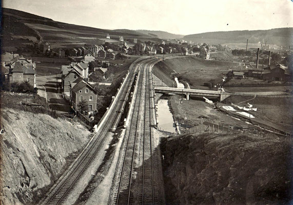 1915: Blick von Südportal des Gierbergtunnels nach Siegen Ost, die Strecke ist fertig (Liebold)