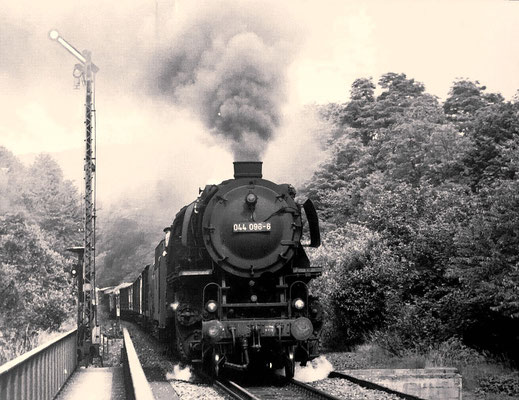 Bei Schladern 1970: Lok 044 096 mit Güterzug Richtung Betzdorf