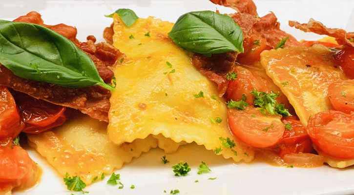 Riesen Ravioli al Pomodoro & Speck