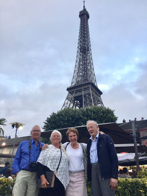 Antigone & Michael with Kiwanis-Friends from Sweden in front of the Eiffel Tower
