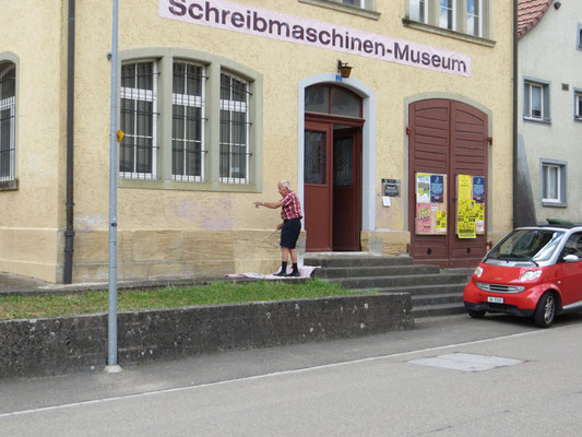 vorher, mit violetten Flecken und noch mit schwarzer Treppe