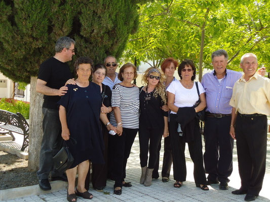 Serafín y familia , en el cementerio de Alcaudete. 2011