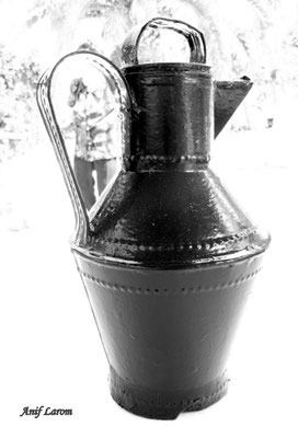 Alcuza: Vasija de hojalata generalmente de forma cónica, en que se guardaba el aceite para diversos usos.
