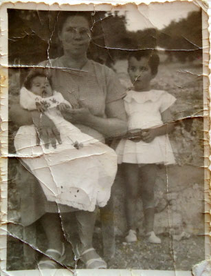 Nati Padilla Bermúdez con sus vástagas, Maravilla y Fina. (1961)