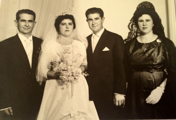 Boda del Chupa y Antonia La Cebollera. Por la izquierda: Pablo, Antonia, Miguel, Nati. En Sabariego