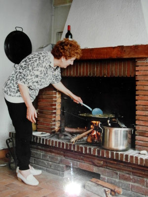 Basilia Malagón, entre fogones.