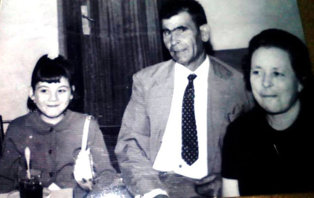 La pequeña, María Antonia Muñoz Palomino con sus abuelos