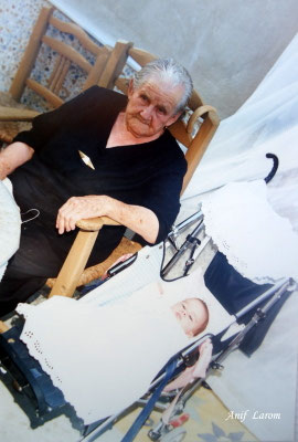 María, la de Antoñolín (La Solana), con su biznieta, Irish. 1988