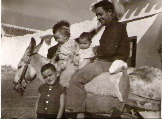 El Rano, hijo del Mamello, con su familia y su burra.