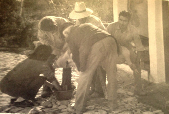 Matanza en el cortijo de Casiano. 1974.  Maño, El Chupa, Vicente, El Rabanillo, Y Fina, la Casiana, remueve la sangre del pobre cerdo.                                                  