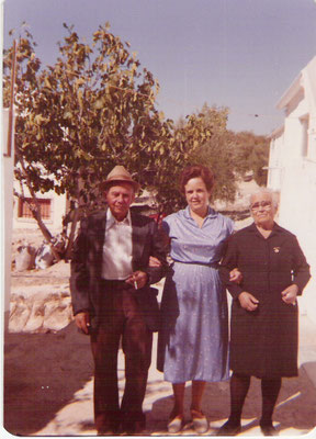 Los Mamellos, Antonio y Juana, con su hija Eusebia.