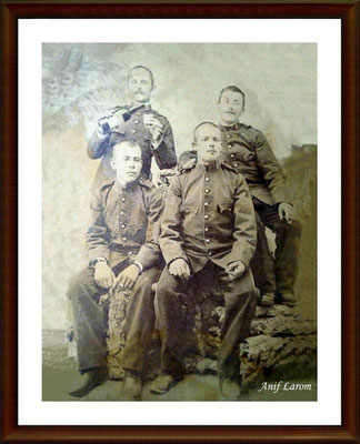 Antonio Pedro Pablo Padilla Torres (el de la botella). Vivió en La Solana. Murió en 1895. Padre de Antoñolín y Maravilla. Mi bisabuelo
